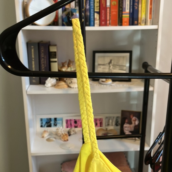 Flower, yellow dress - Picture 2 of 4